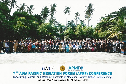 Wakil Ketua PN Bale Bandung mendapatkan penghargaan dari APMF